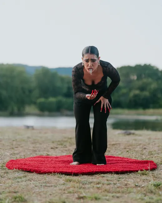 Andrea Castro interpreta Lola y los lamentos en un paisaje abierto